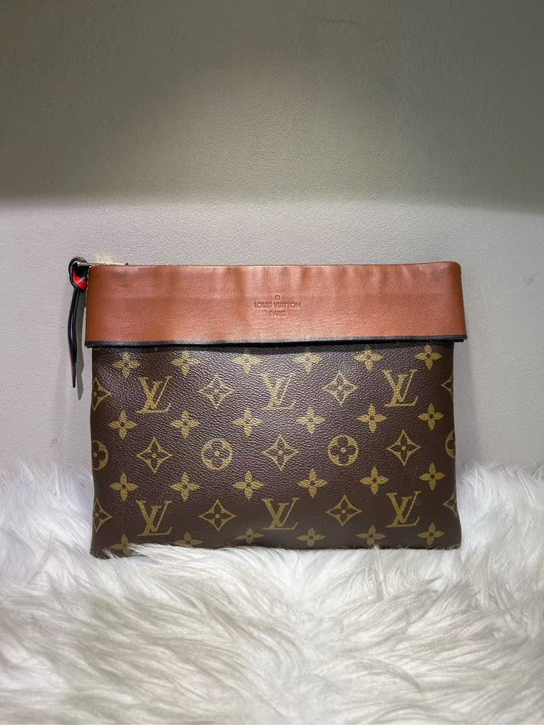 Pre-loved Louis Vuitton Monogram Clutch Bag in Brown