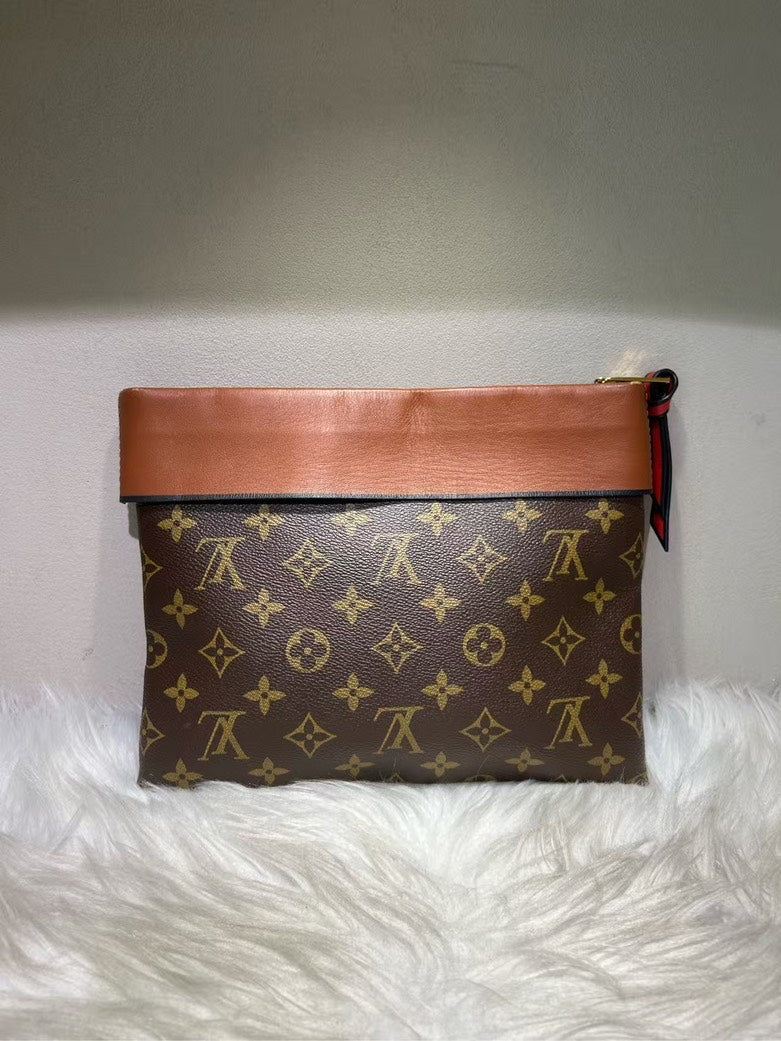 Pre-loved Louis Vuitton Monogram Clutch Bag in Brown