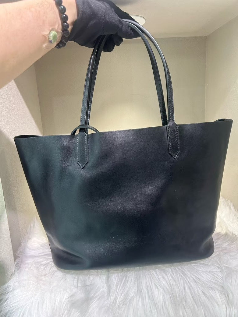 Pre-loved GIVENCHY Logo Star Black Leather Tote Bag