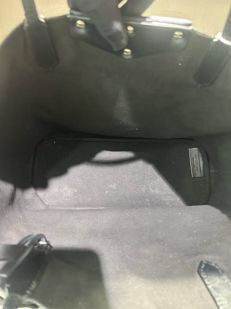 Pre-loved GIVENCHY Logo Star Black Leather Tote Bag