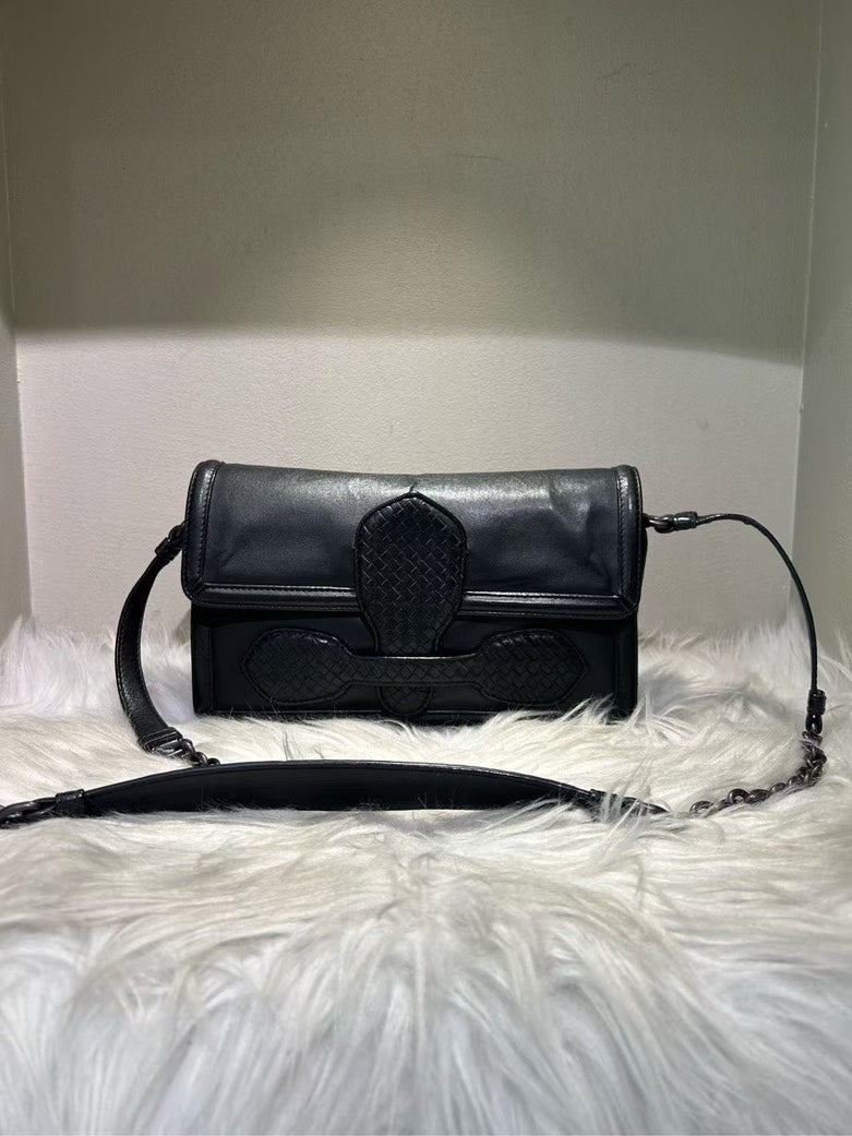 Bottega Veneta Pre-loved BV Bag Nero Intrecciato Leather Crossbody