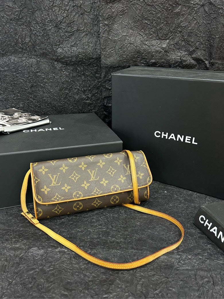 Louis Vuitton Monogram Envelope Bag in Brown Leather Clutch