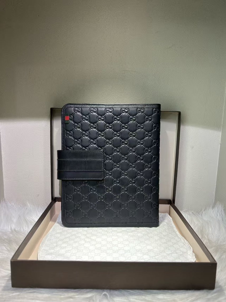 Pre-loved GUCCI GG Embossed Black iPad Bag - Leather Messenger Style