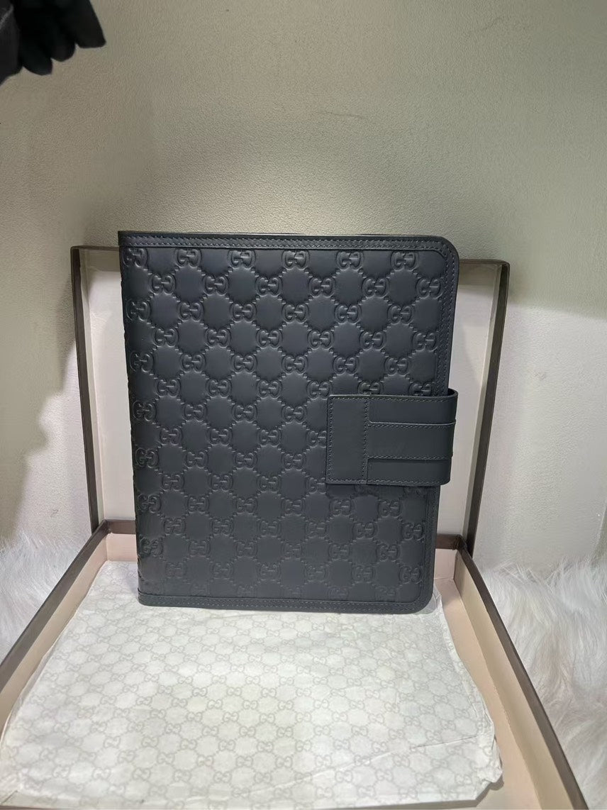 Pre-loved GUCCI GG Embossed Black iPad Bag - Leather Messenger Style