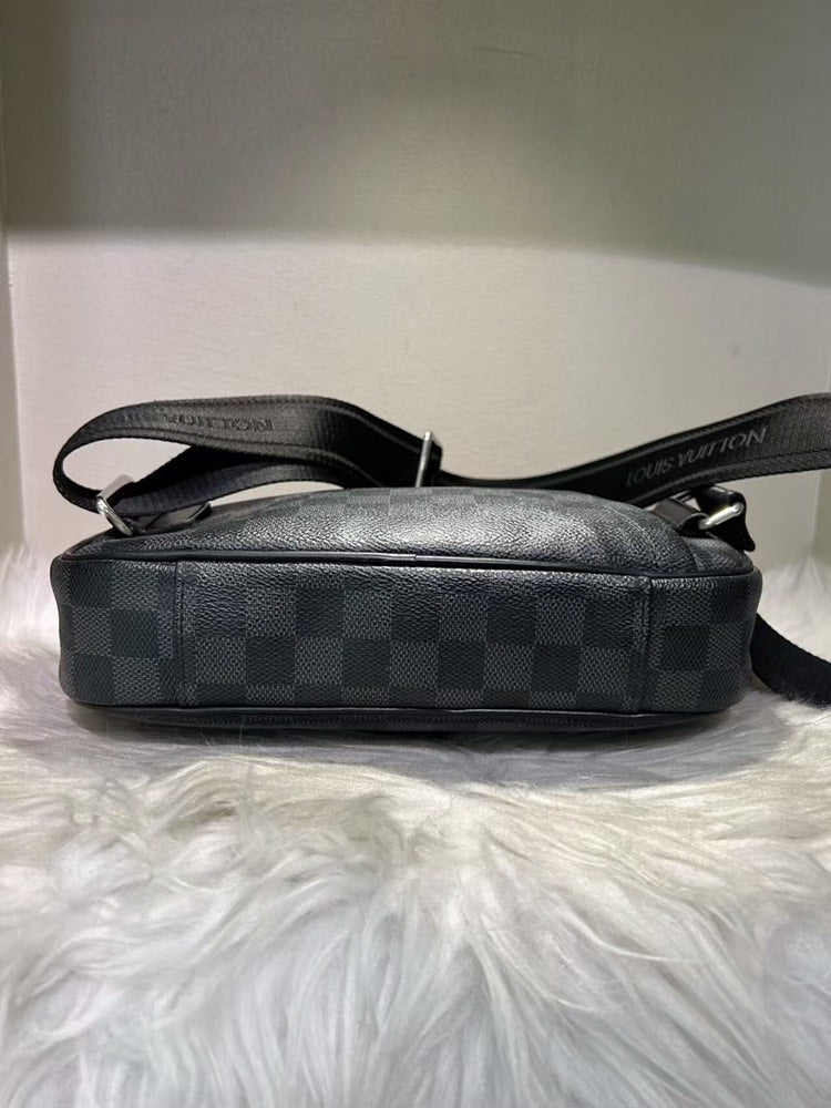 Pre-loved Louis Vuitton Damier Graphite Canvas Messenger Bag in Black