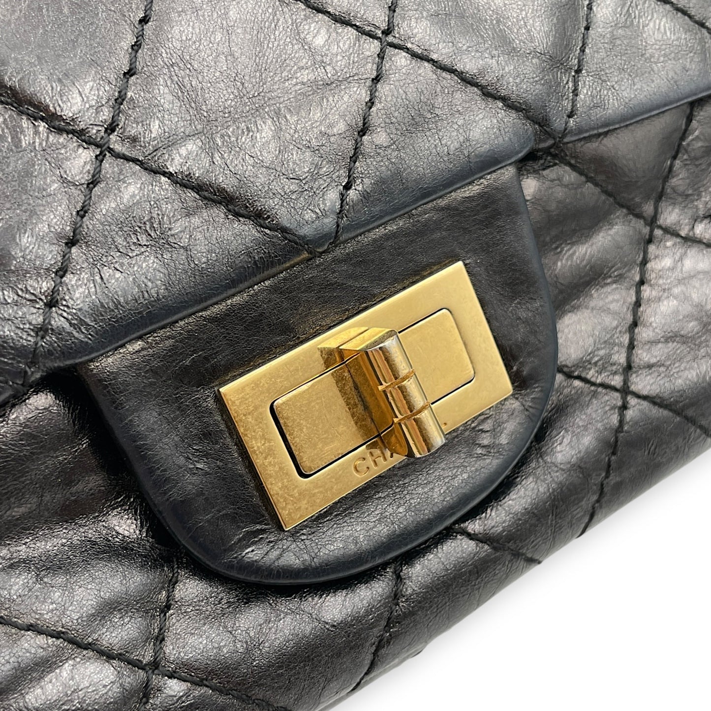 2.55 Reissue (31cm) Black Shoulder Bag in Distressed Leather, Gold hardware