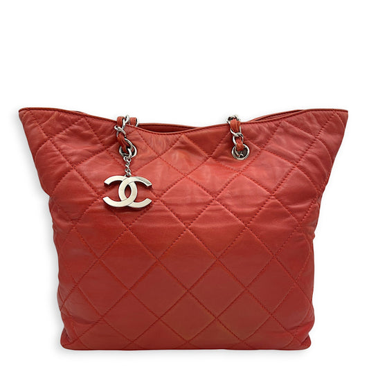 Seasonal Quilted Tote 29x27x9.5cm Red Shoulder Bag in Calfskin, Silver hardware