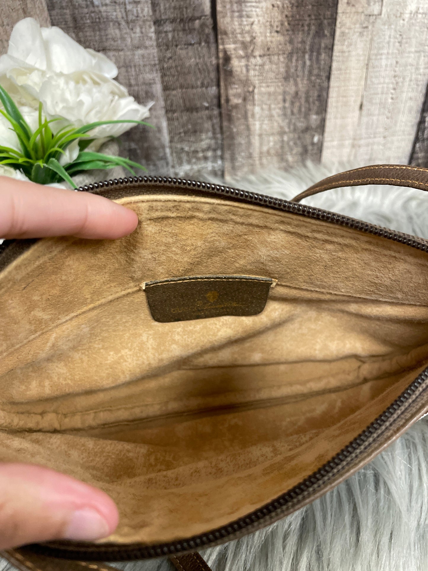 Crossbody Luxury Designer By Gucci  Size: Small