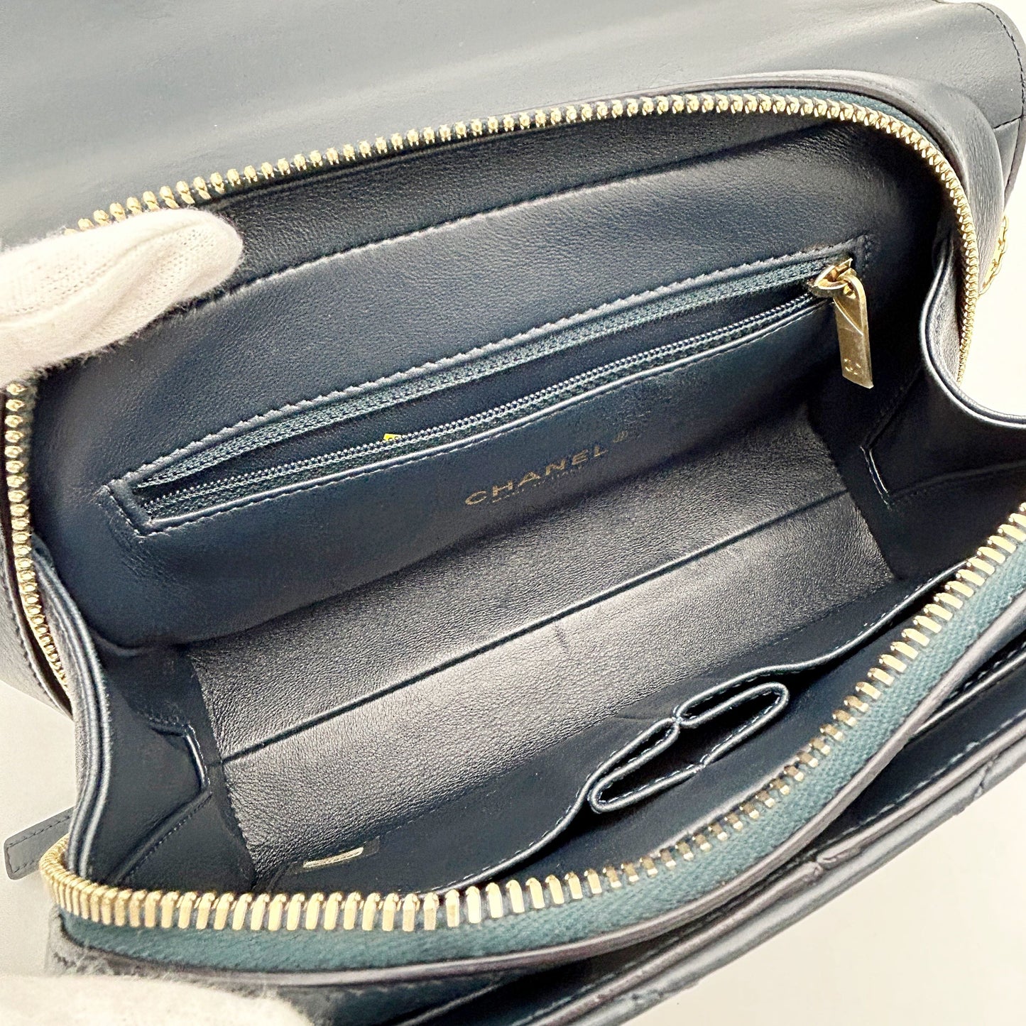 Chanel Blue Small CC Chevron Calfskin Medal Flap Navy blue Leather Pony-style calfskin B05033CUV2
