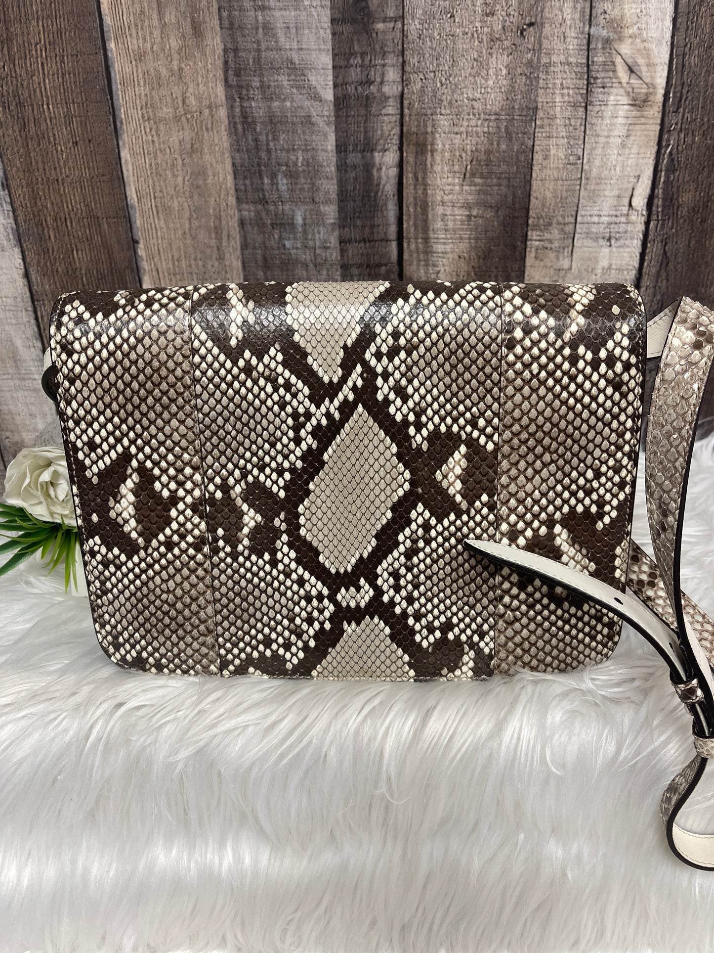 Crossbody Luxury Designer By Gucci  Size: Medium