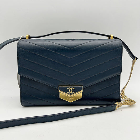 Chanel Blue Small CC Chevron Calfskin Medal Flap Navy blue Leather Pony-style calfskin B05033CUV2