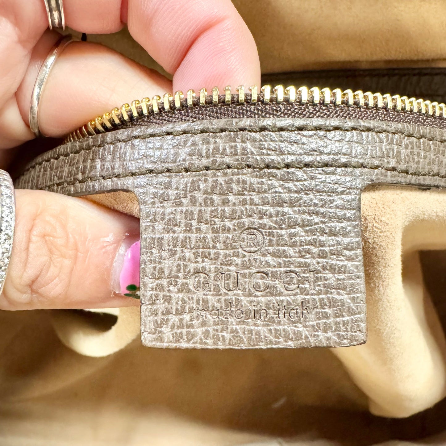 Handbag Luxury Designer By Gucci, Size: Medium