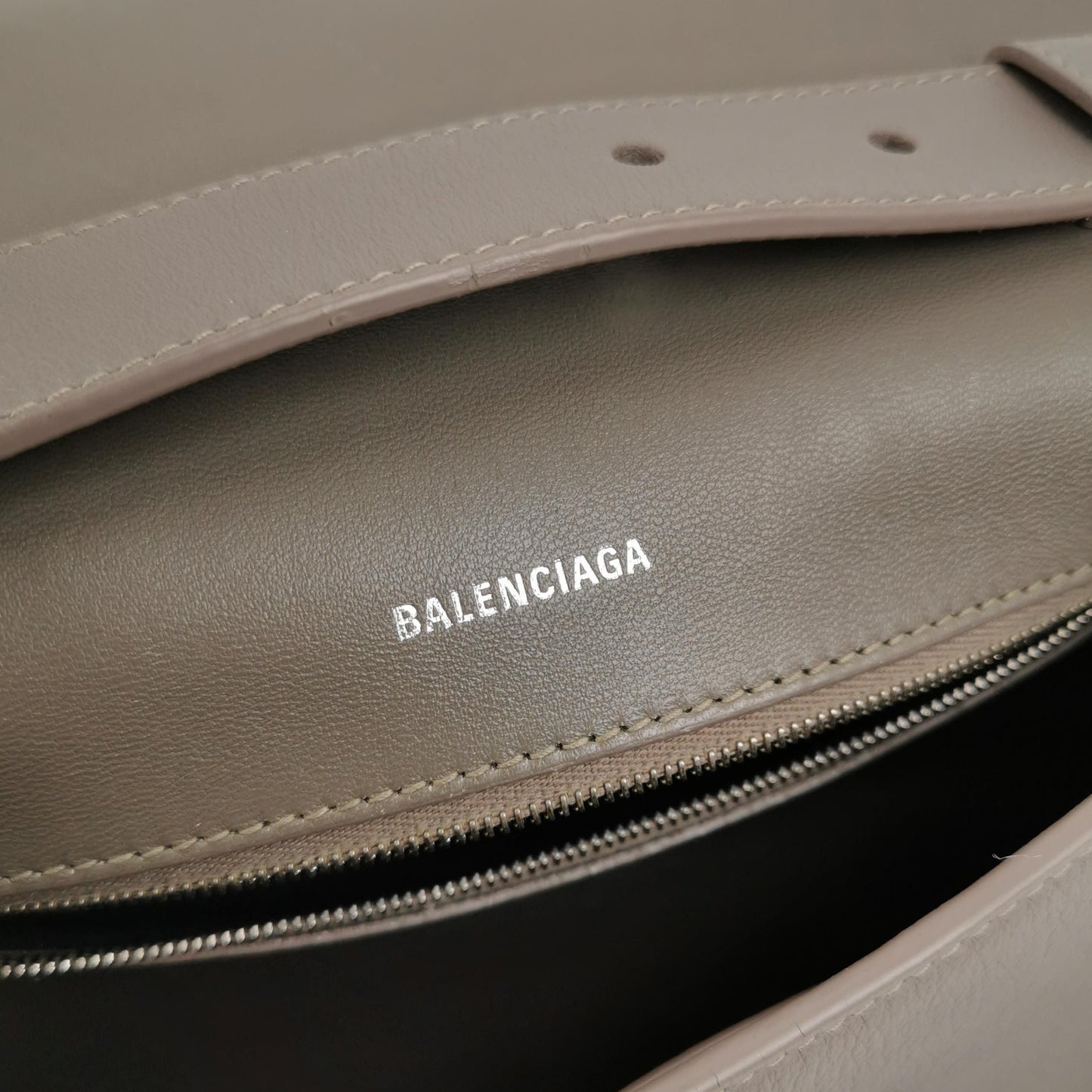 Preloved Balenciaga Downtown Small Leather Solid B Buckle Shoulder Bag 250501781174134