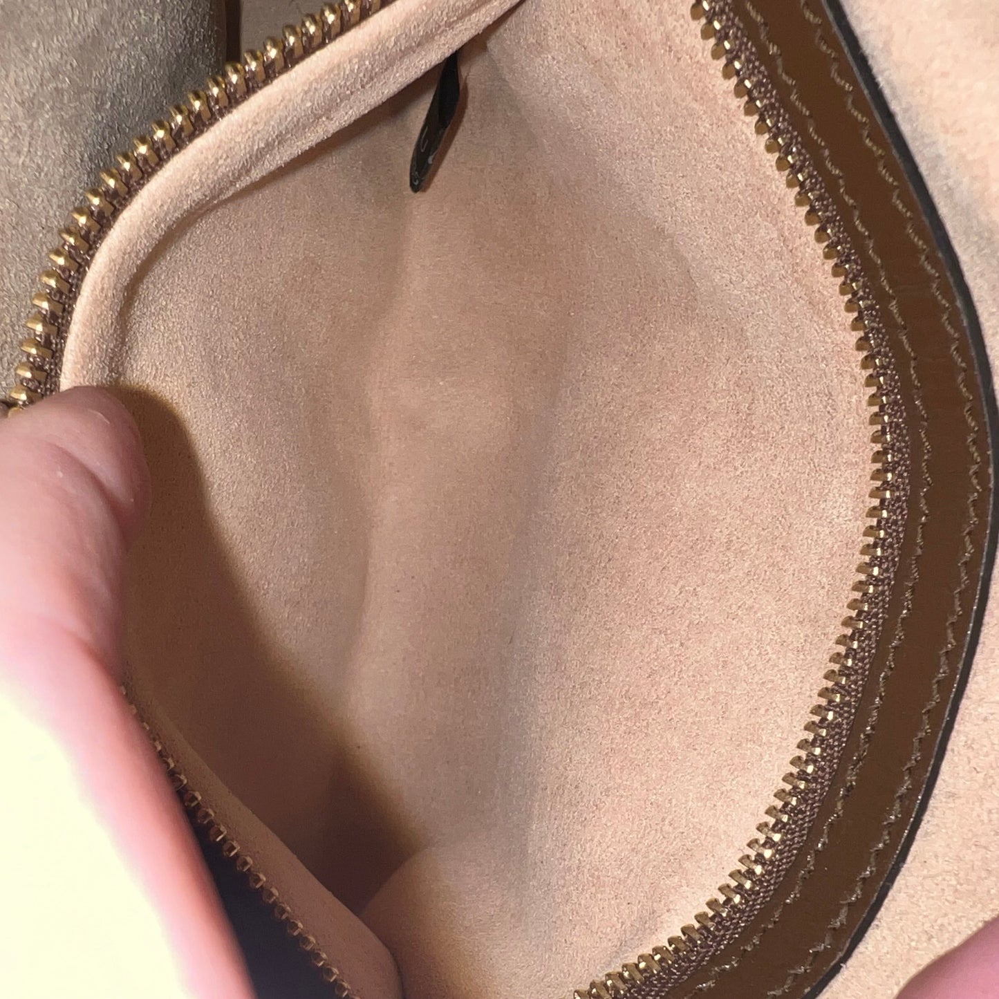 Crossbody Luxury Designer By Gucci  Size: Small