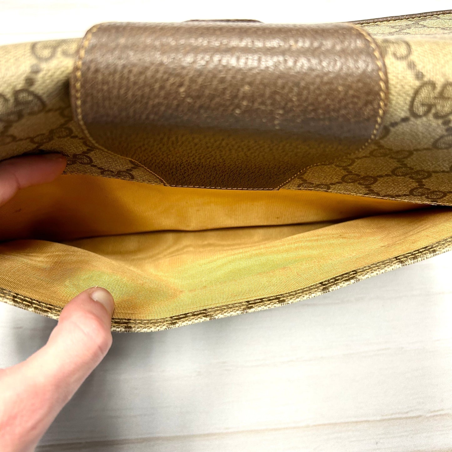 Crossbody Luxury Designer By Gucci  Size: Medium