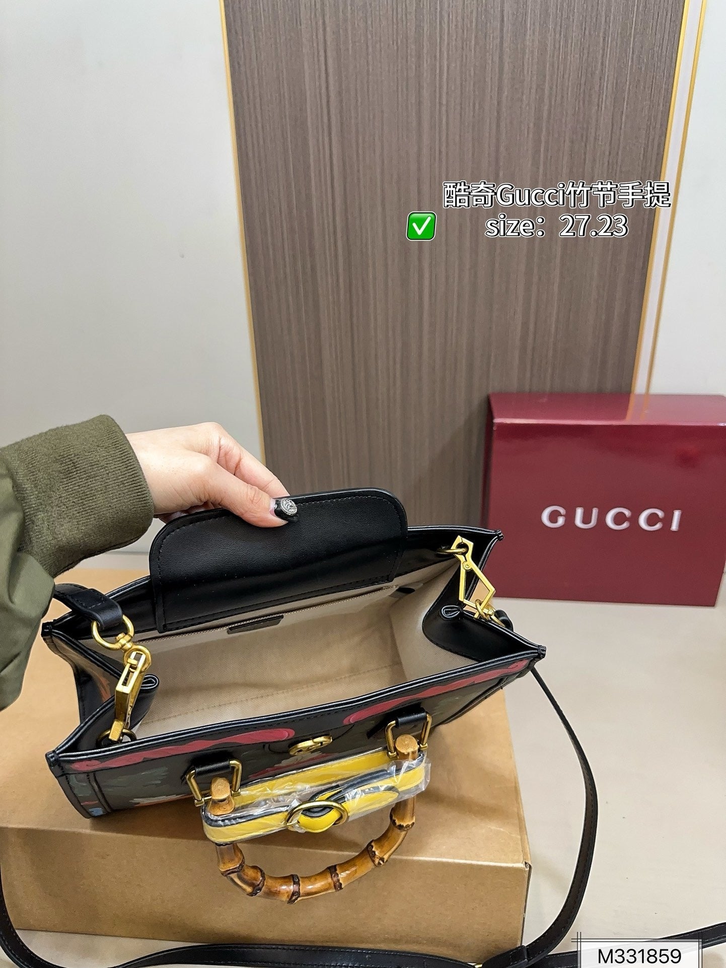 GC713 Gucci Diana Medium Tote Bag / 10.6"W x 9.4"H x 4.3"D