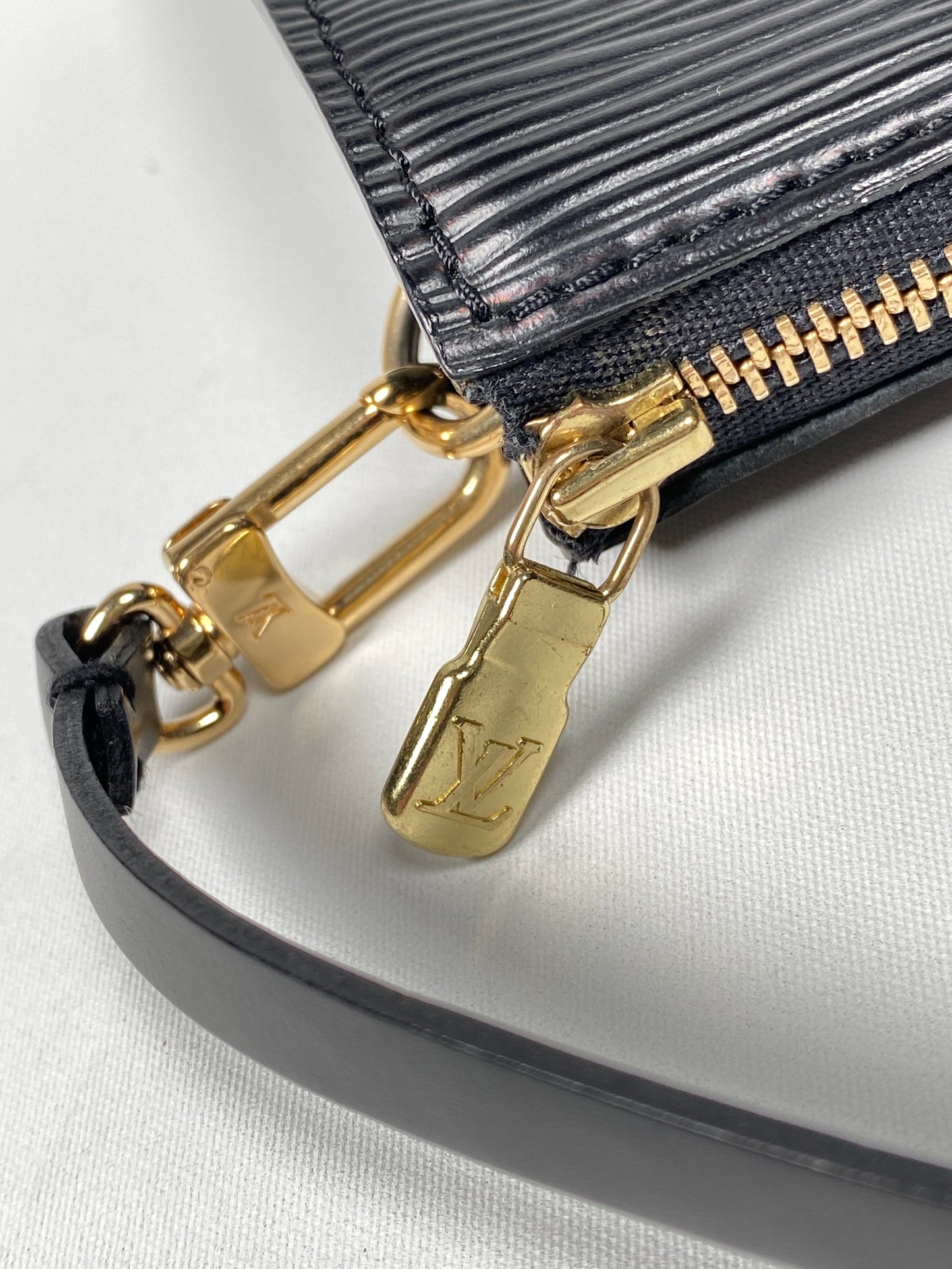 LOUIS VUITTON - POCHETTE ACCESSORIES IN NOIR EPI LEATHER