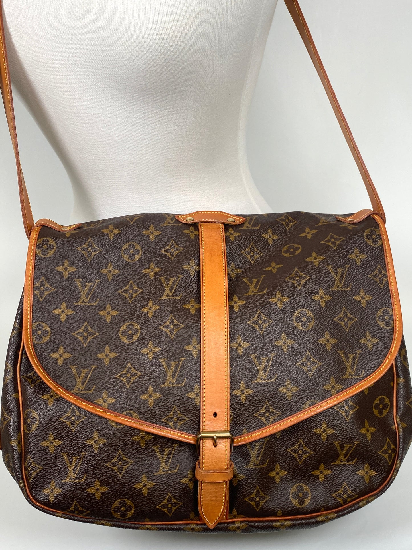 LOUIS VUITTON - MONOGRAM CANVAS SAUMUR 35 BAG - YR 1997