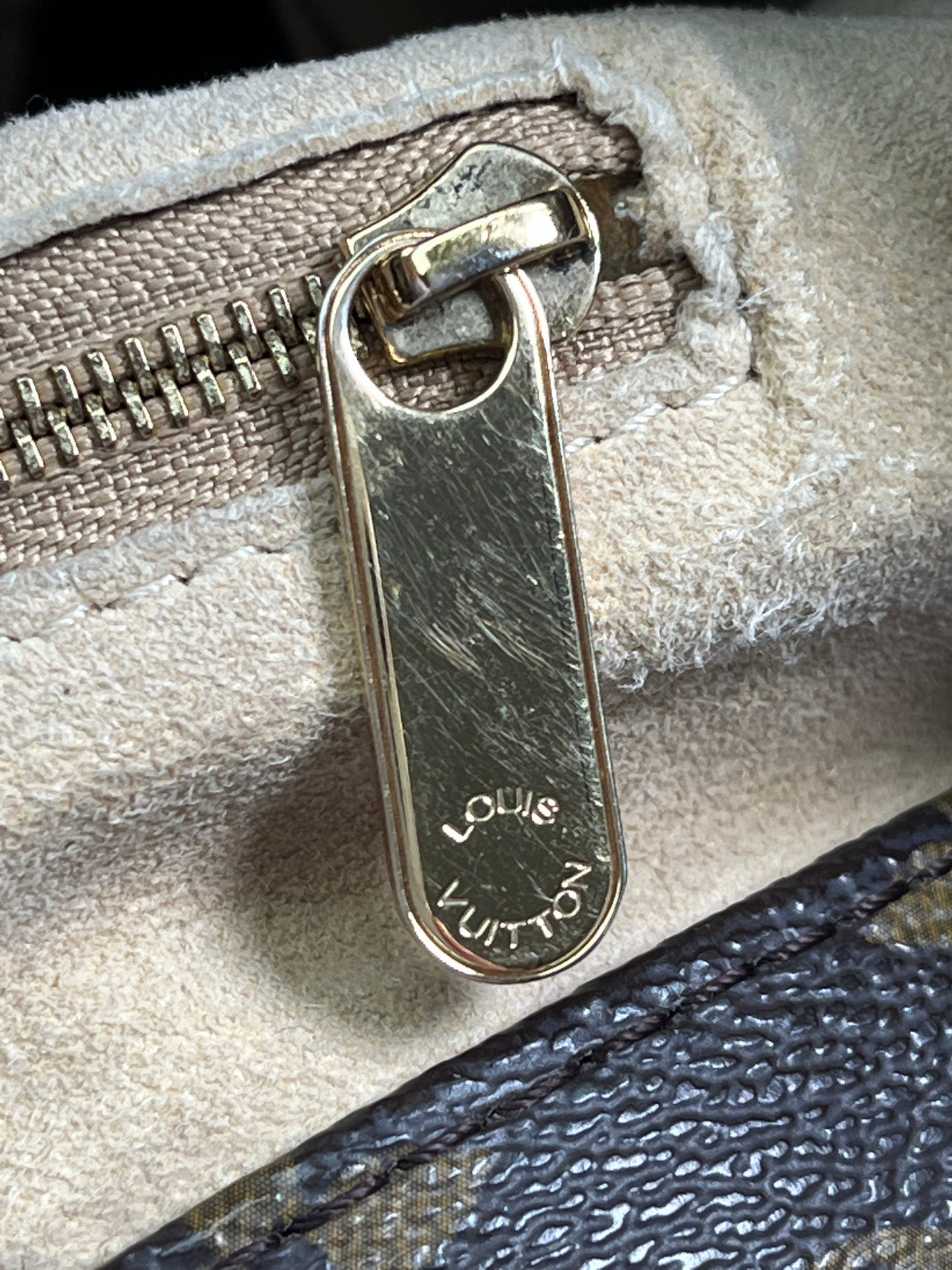 LOUIS VUITTON - ARTSY MM IN MONOGRAM CANVAS