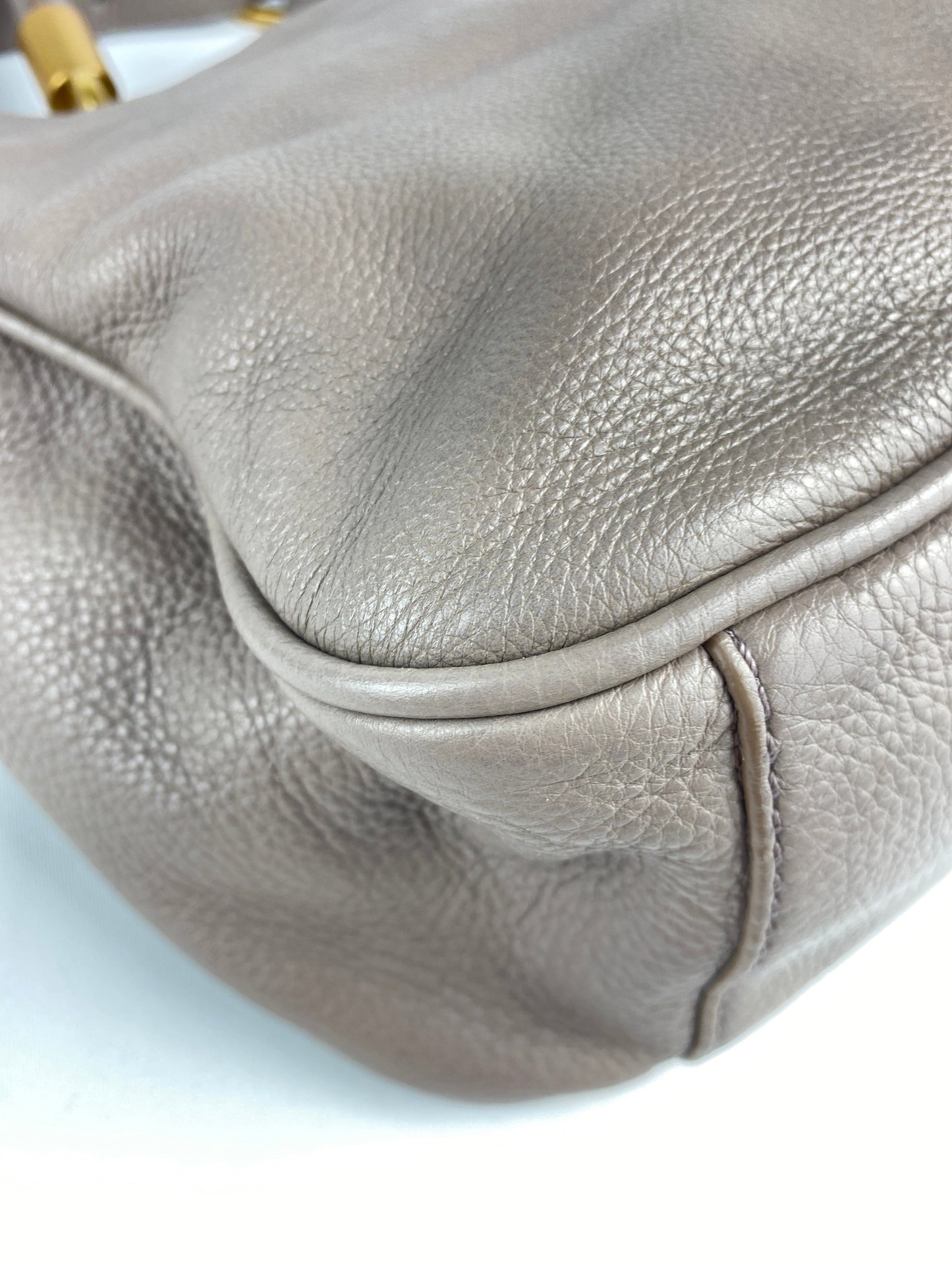 MARC BY MARC JACOBS - "TOO HOT TO HANDLE" CROSSBODY BAG LIGHT GREY
