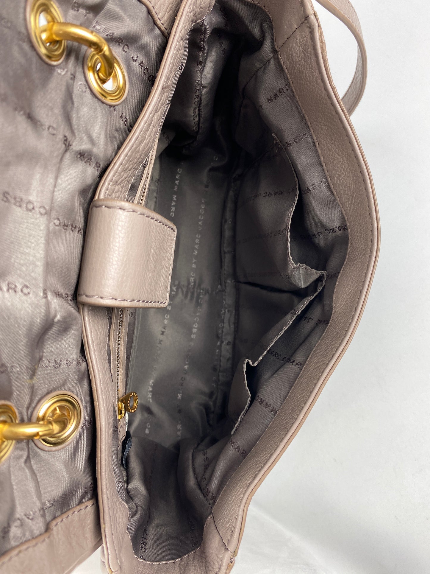 MARC BY MARC JACOBS - "TOO HOT TO HANDLE" CROSSBODY BAG LIGHT GREY