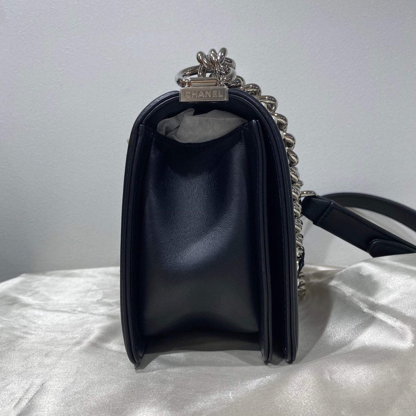 CHANEL PEARL BOYCHANEL MEDIUM CHAIN SHOULDER BAG BLACK LEATHER 90210965