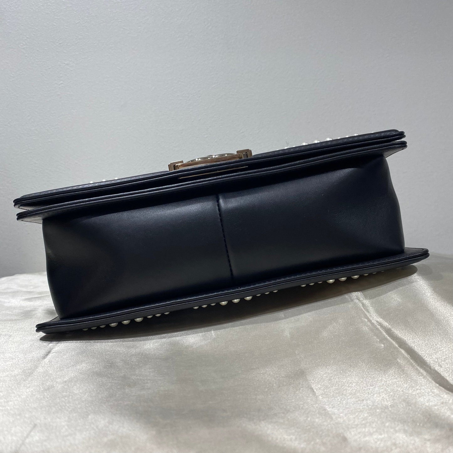 CHANEL PEARL BOYCHANEL MEDIUM CHAIN SHOULDER BAG BLACK LEATHER 90210965