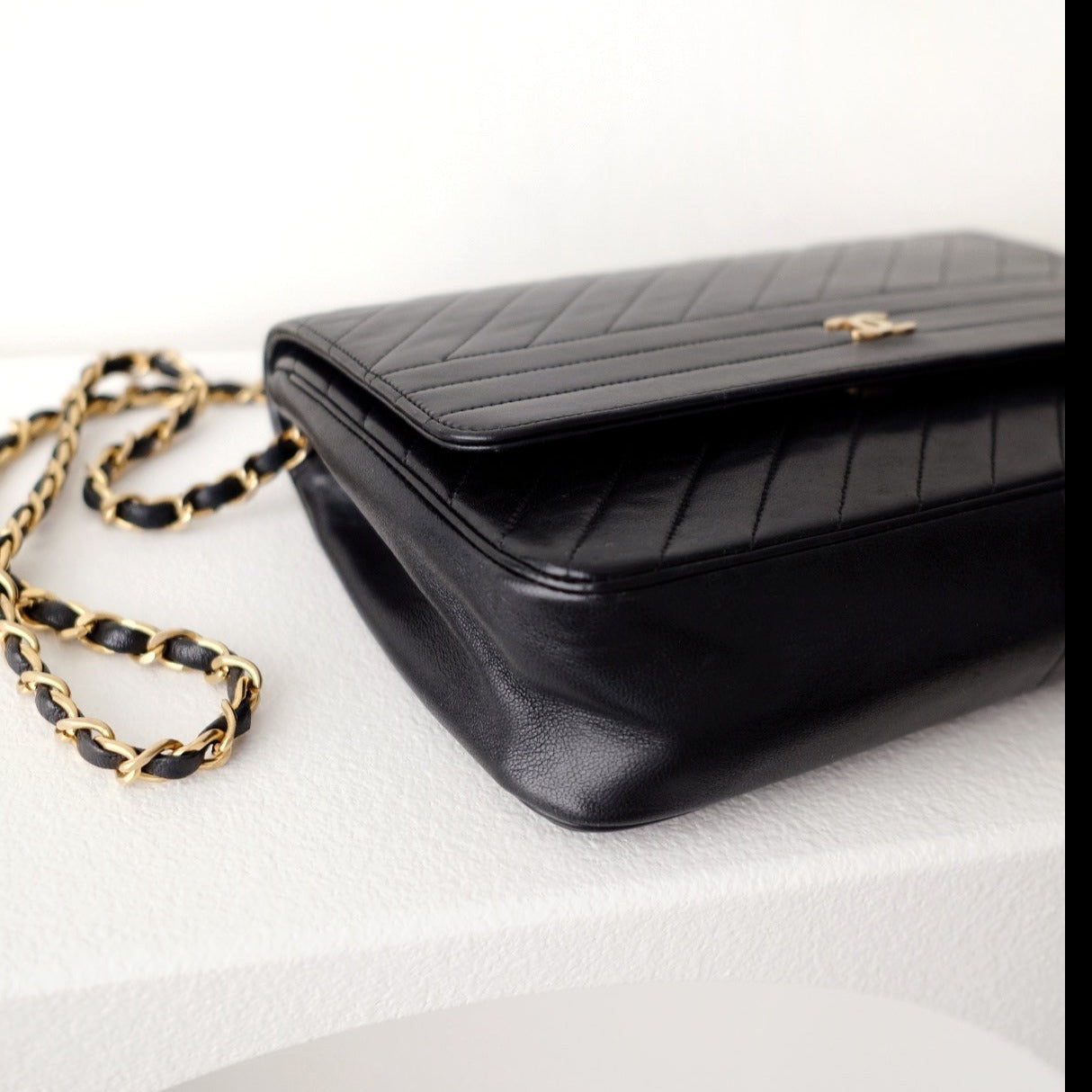 Chanel cc logo chain shoulder bag leather black gold