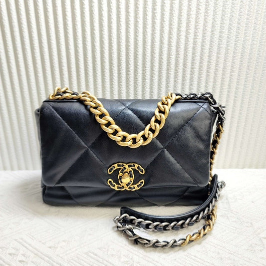 Chanel  Small Black Leather Quilted Chain Shoulder Bag xxcm