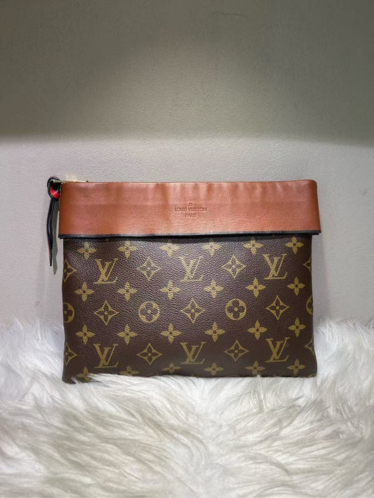 Pre-loved Louis Vuitton Monogram Clutch Bag in Brown