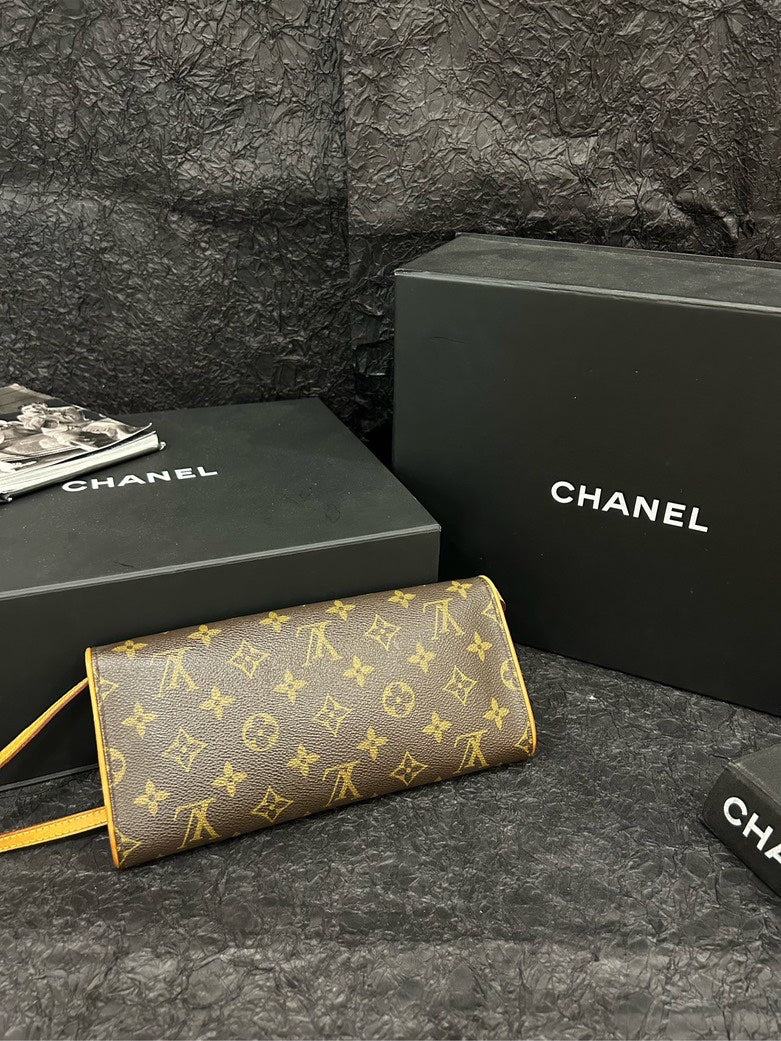 Louis Vuitton Monogram Envelope Bag in Brown Leather Clutch
