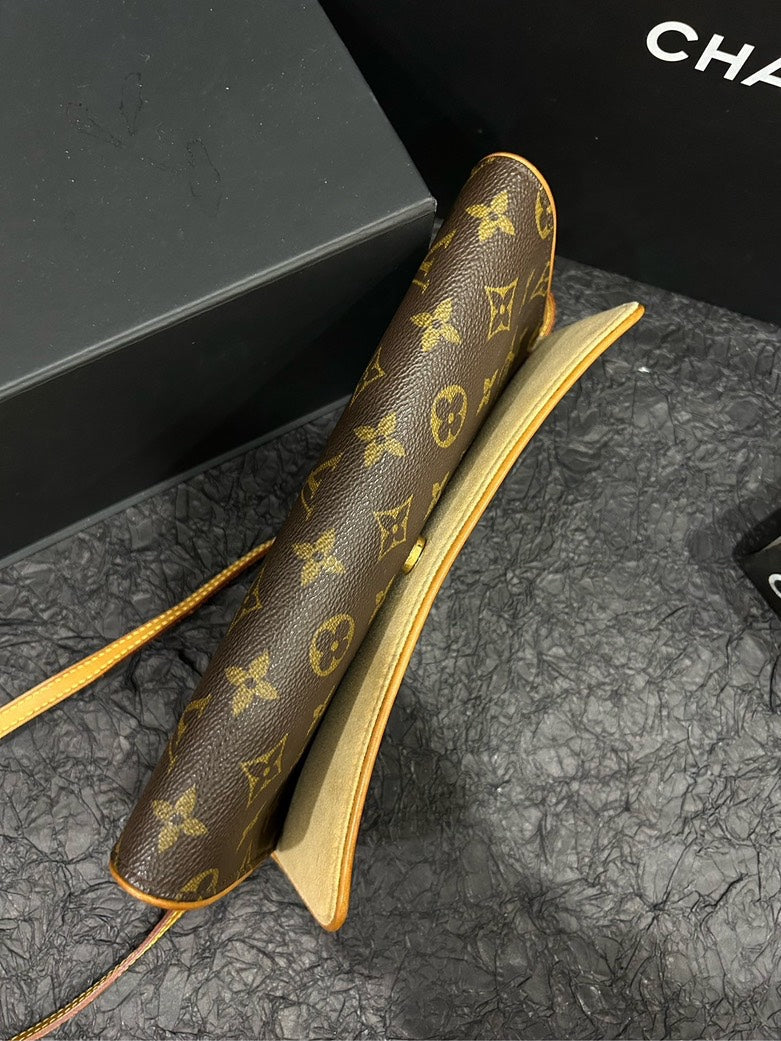 Louis Vuitton Monogram Envelope Bag in Brown Leather Clutch