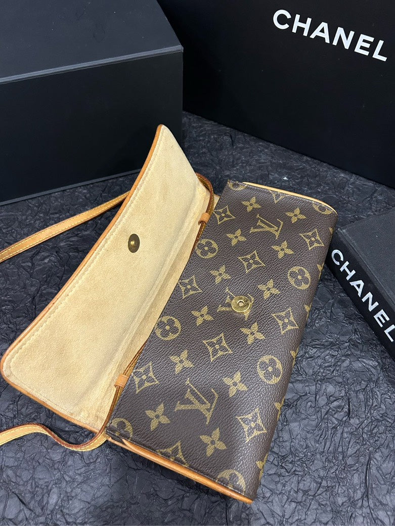 Louis Vuitton Monogram Envelope Bag in Brown Leather Clutch