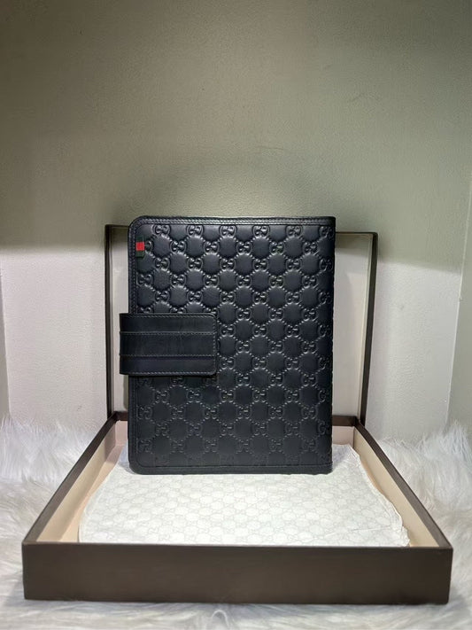 Pre-loved GUCCI GG Embossed Black iPad Bag - Leather Messenger Style