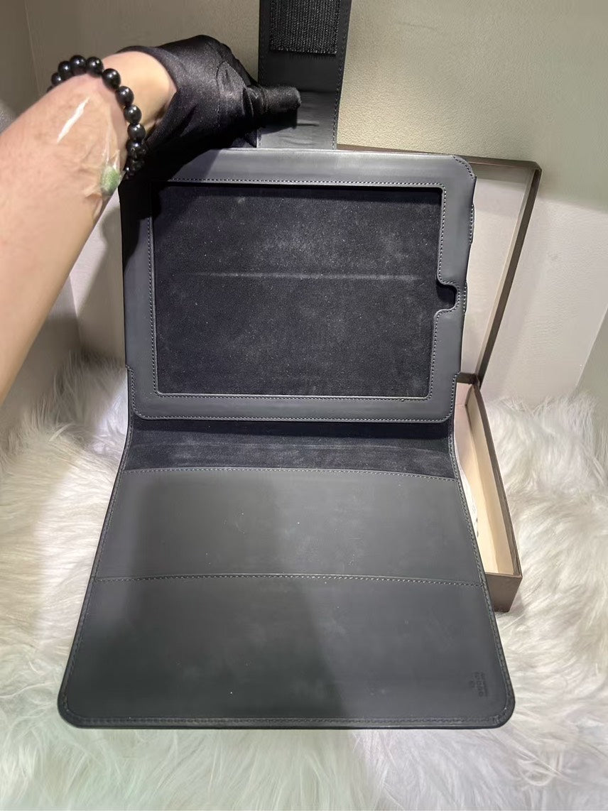 Pre-loved GUCCI GG Embossed Black iPad Bag - Leather Messenger Style