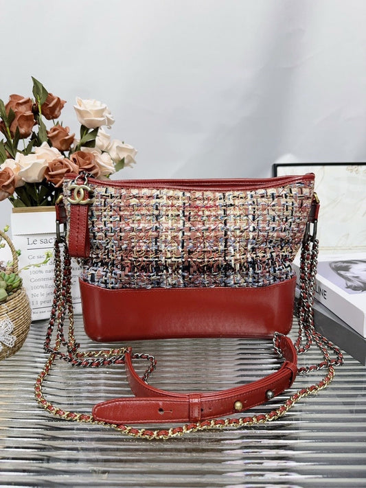 Chanel Preloved Tweed and Leather Shoulder Bag - Red