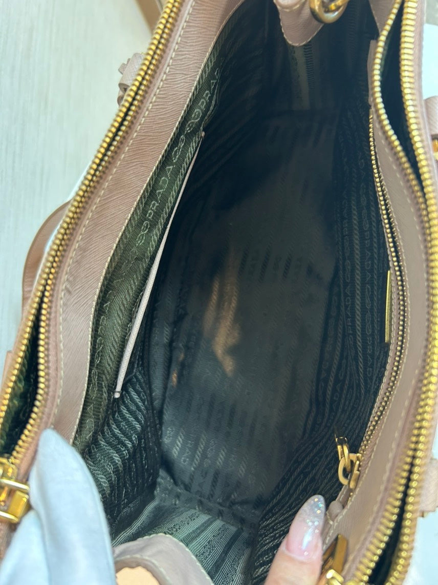 Pre-loved Prada Cahier Bag in Brown Leather - Small Crossbody Designer Handbag