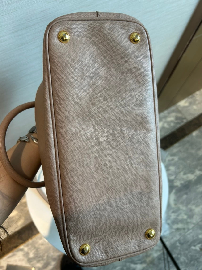 Pre-loved Prada Cahier Bag in Brown Leather - Small Crossbody Designer Handbag