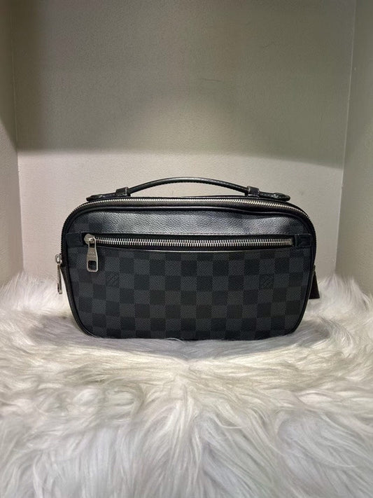 Pre-loved Louis Vuitton Damier Graphite Canvas Messenger Bag in Black