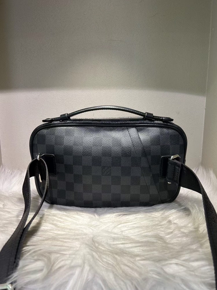 Pre-loved Louis Vuitton Damier Graphite Canvas Messenger Bag in Black