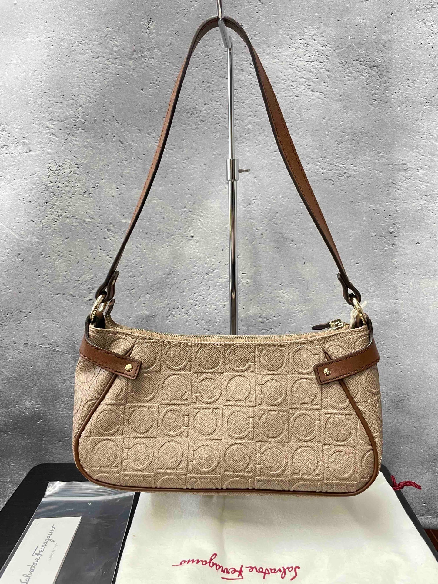 Ferragamo Gancini Shoulder Bag RE98533900 Beige Leather