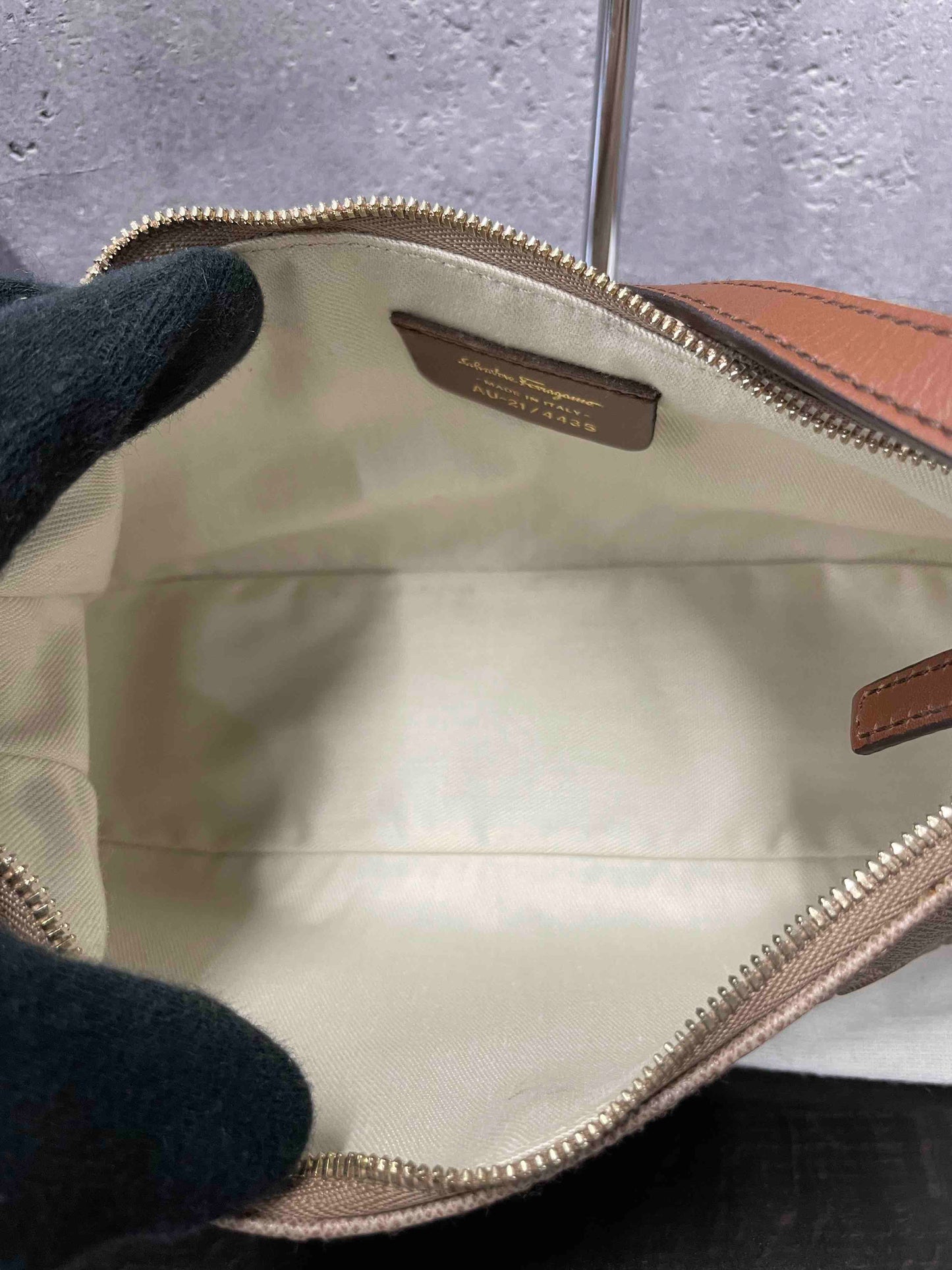 Ferragamo Gancini Shoulder Bag RE98533900 Beige Leather