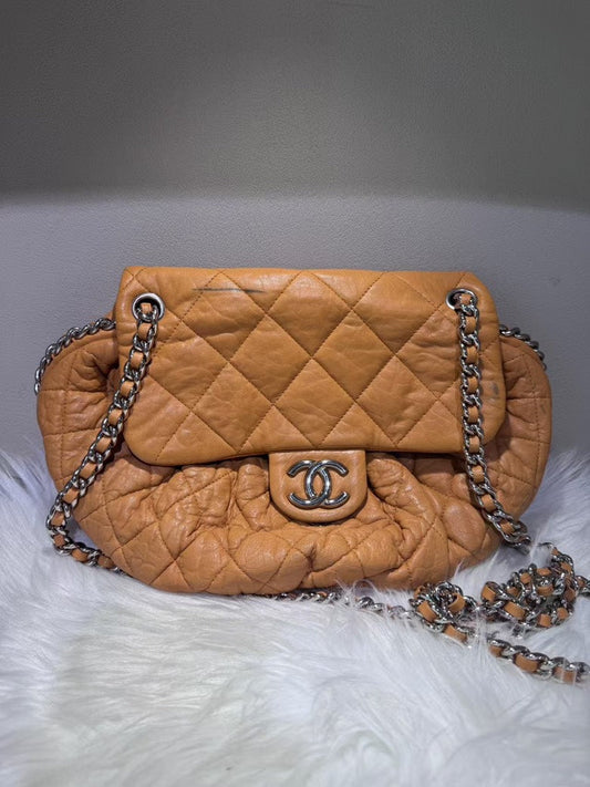 Pre-loved CHANEL Quilted Flap Bag in Camel Leather Shoulder Bag