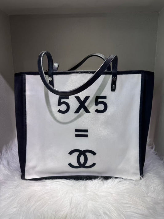 Pre-loved CHANEL Tote Bag Black and White Canvas