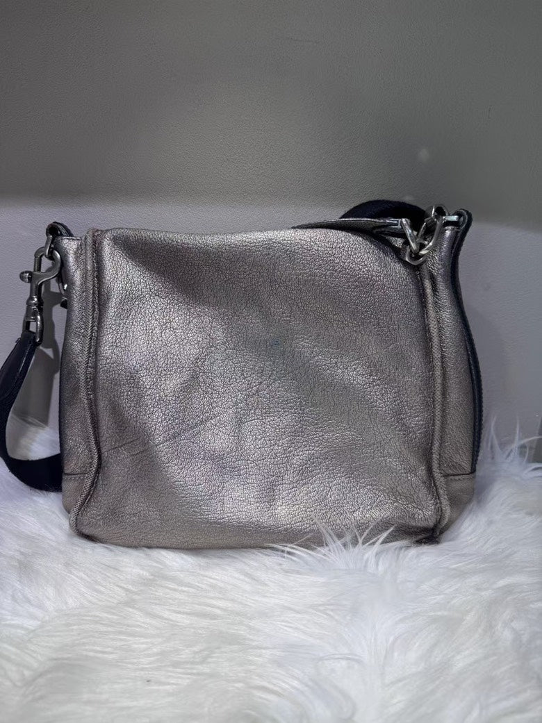 Pre-loved LOEWE Messenger Bag Metallic Shoulder Bag